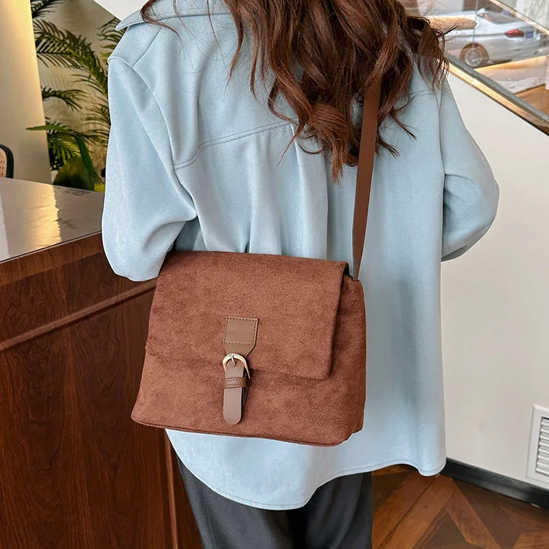 Velvet Messenger Bag Women\'s Fashion New High Capacity Commuter Bag Simple Versatile Solid Color Suede Shoulder Crossbody Bag