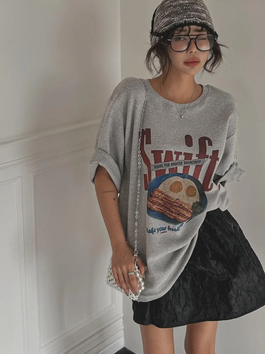 Wygodna bawełniana koszulka damska z okrągłym dekoltem, luźny krój, nadruk, miękka, oddychająca, idealna na wiosnę i lato.