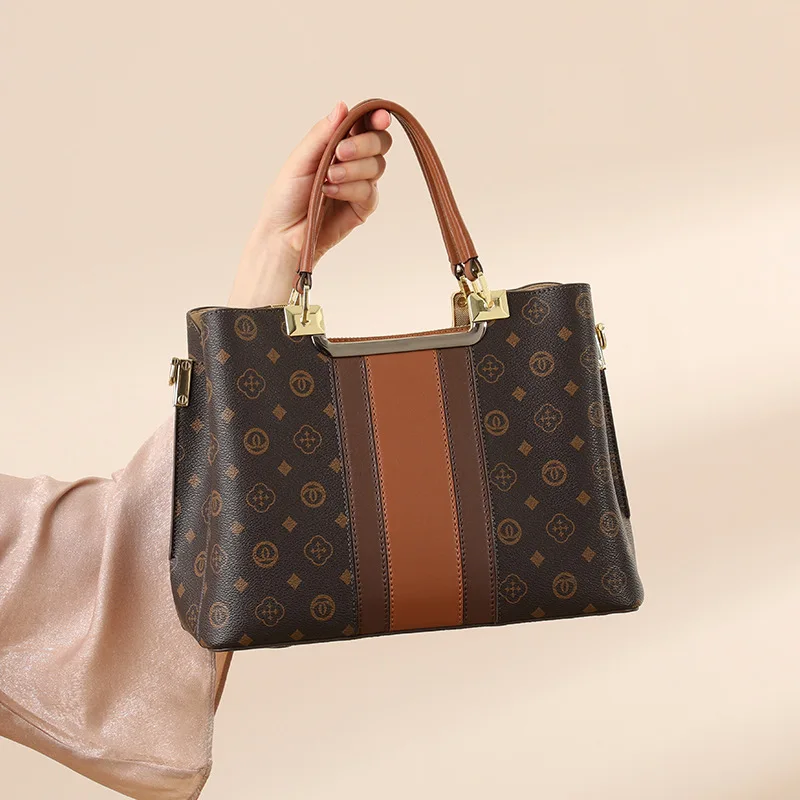 

Роскошные дизайнерские сумки для мам от известных брендов: популярные, классические, элегантные, кожаные, вместительные, на плечо и через плечо.