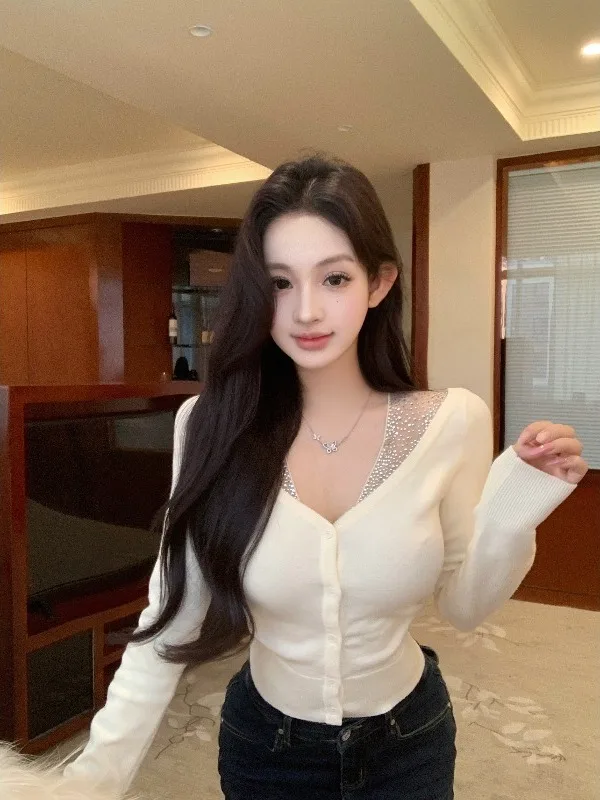 

Вязаный белый кардиган с V-образным вырезом и стразами, повседневный стиль «Миллионер», блестящий комплект из двух предметов, женское осеннее пальто