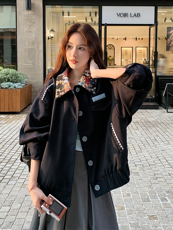 

Новая уникальная женская укороченная куртка с цветочным принтом и воротником, коллекция ранняя осень 2025. Красивый повседневный топ, стройнящий силуэт, для офиса и на каждый день.