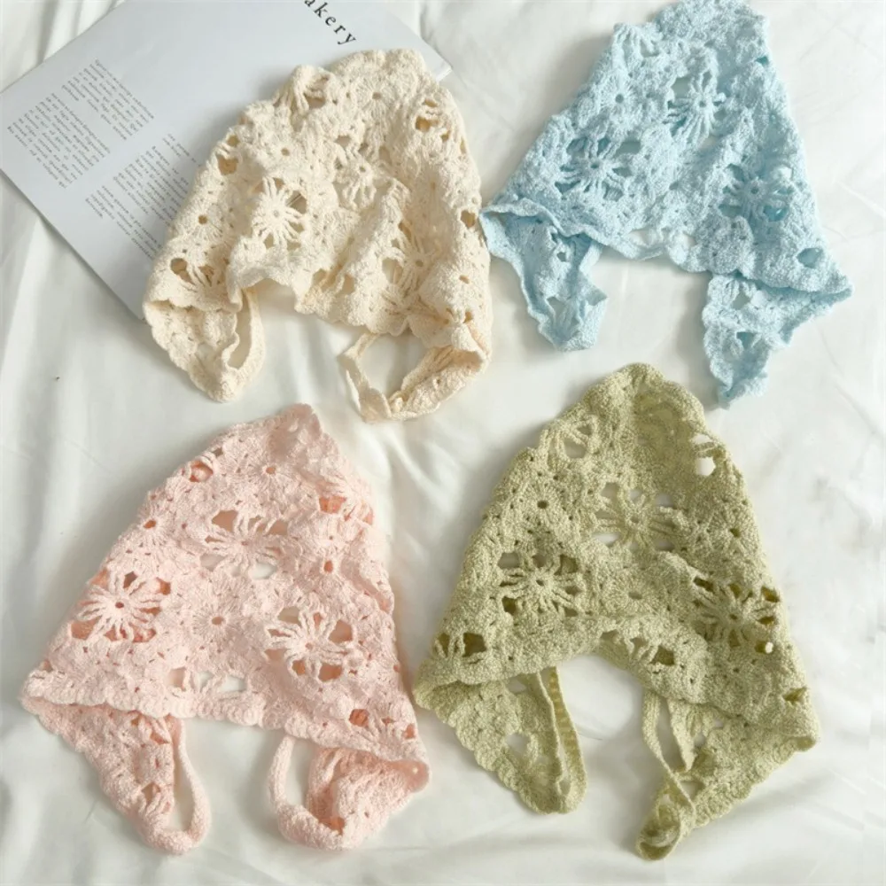 Foulard lavorato a mano alla moda, cappello, triangolo, parasole, fascia all'uncinetto, foulard con fiori scavati, fotografia in spiaggia