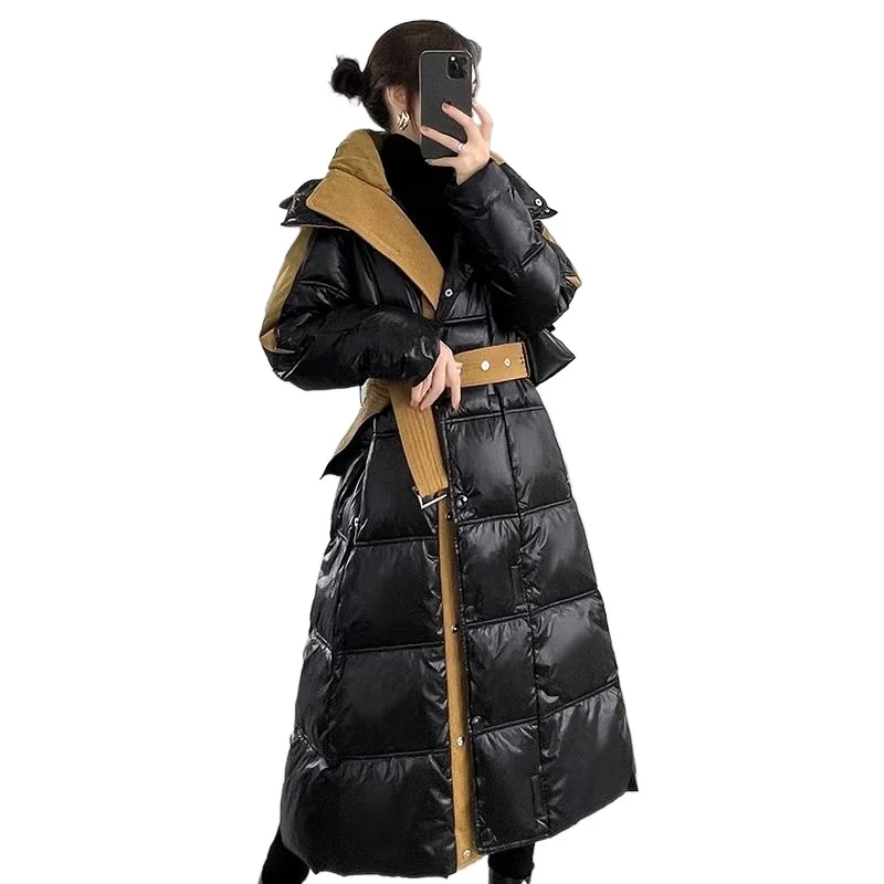 سترة سوداء لامعة للنساء تصميم شتوي جديد فضفاض ورقيق متوسط وطويل سميك معطف مزاجه التنقل