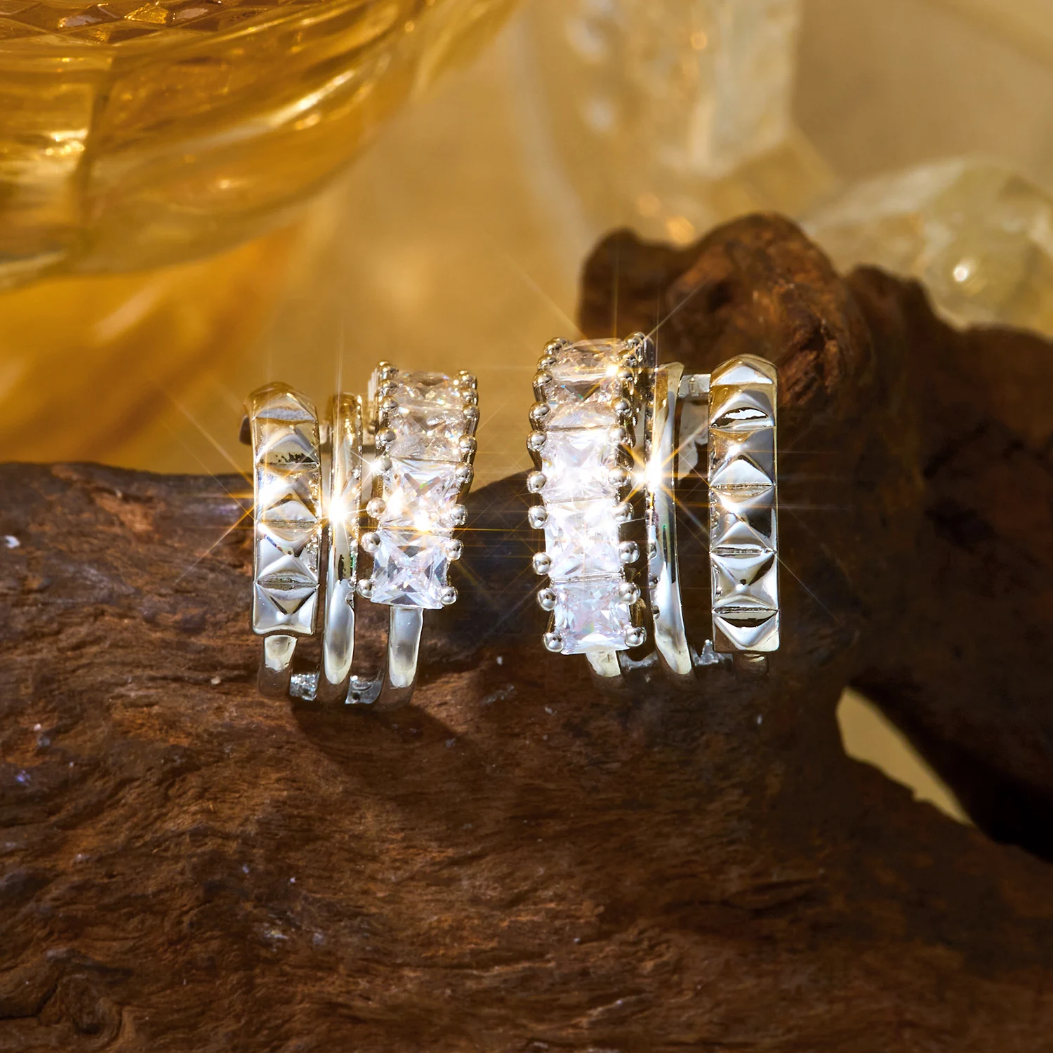 Breite C-förmige Ohrstecker für Damen aus Messing mit Zirkonia, mehrlagig, strukturiert, massiv, für den Alltag, elegant, luxuriöser Schmuck – Detail 4