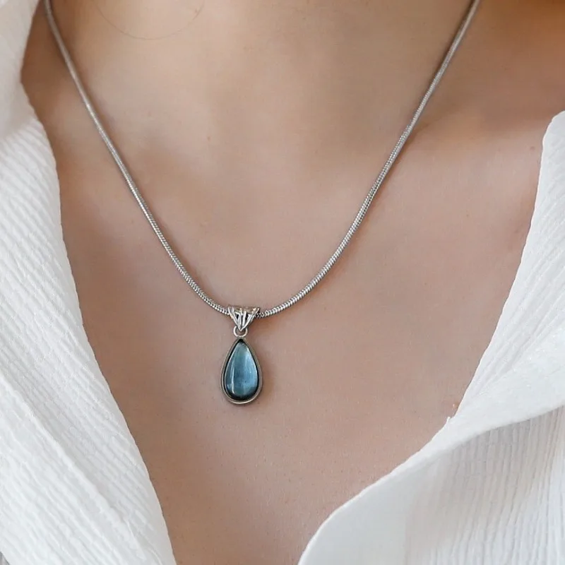 Französische Retro-Halskette in Olivgrün und Blau mit Tropfenform, Farbbeständig, Nischen-Design, Eleganter Alltags- und Dating-Schmuck für Damen – Detail 5