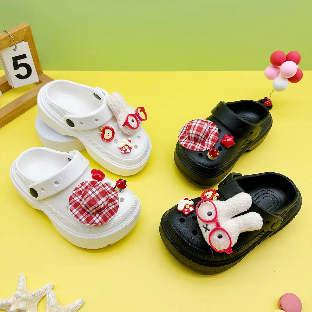 

Летние новые стильные тапочки для мальчиков и девочек, мультяшные красные шляпы, очки, сабо из Евы с кроликом, нескользящие сандалии с закрытым носком на мягкой подошве 2310