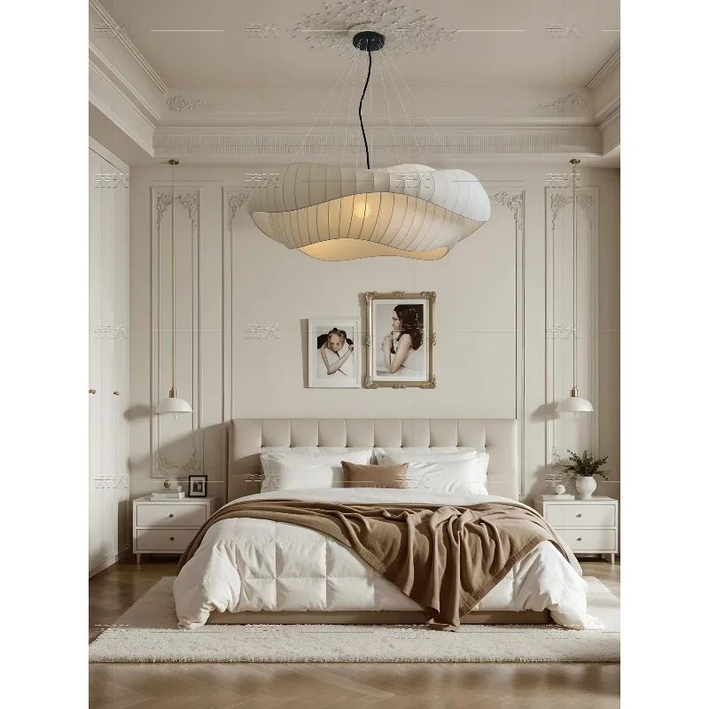 デザイナーによるフレンチミッドセンチュリーペンダント - クリーム色のファブリックライト、マルチスペースリビング、寝室＆ダイニング、スタイリッシュなロッジデコレーションに