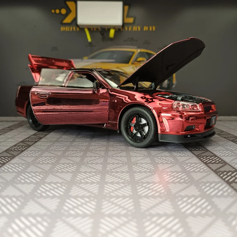 1:24 Nissan GT-R34 modelo de coche de aleación galvanizada ornamento, puertas y capó del motor, el maletero se puede abrir con regalos de sonido y luz