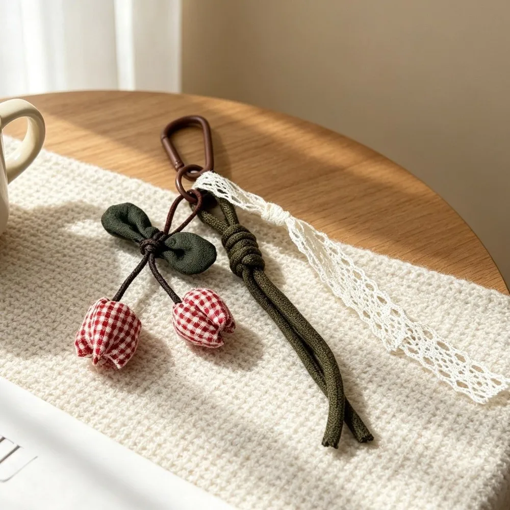 Vintage Stoffblumen-Schlüsselanhänger mit Karabinerhaken, Luffa-Taschenanhänger im pastoralen Stil, leichter Quasten-Botanik-Schlüsselring für Rucksack – Detail 4