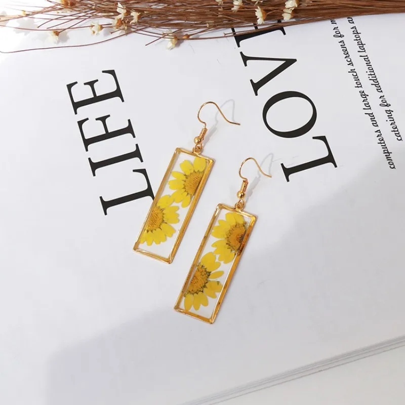 

Unique Pressed Flower Design Earrings Handmaking Epoxy Resin Narural Flower Earrings Elegant Dried Flower Rectangular Earrings