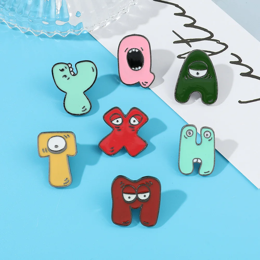 Simpatiche spille con alfabeto divertenti Personalità in metallo 26 lettere Spille smaltate Spilla creativa unica con cartoni animati Distintivi Regalo di gioielli