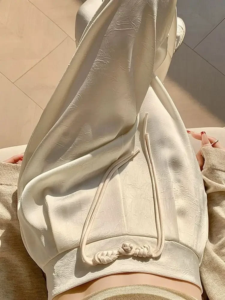 Met een slanke taille en een rechte pijpen voor een casual satijnen jacquard broek met wijde pijpen in Chinese stijl met knoopsluiting voor dames