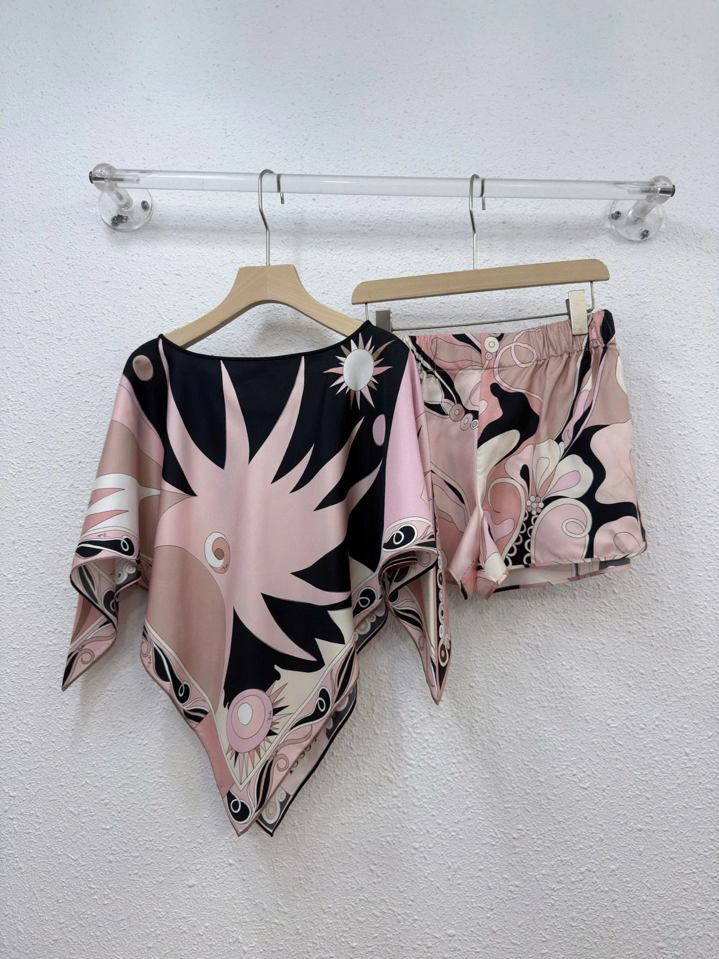 

100% Real Silk Women Pink Black Abstract Print Top Shorts Set Batwing Sleeve Blouse High Waist Mini Shorts Casual Beach Outfit