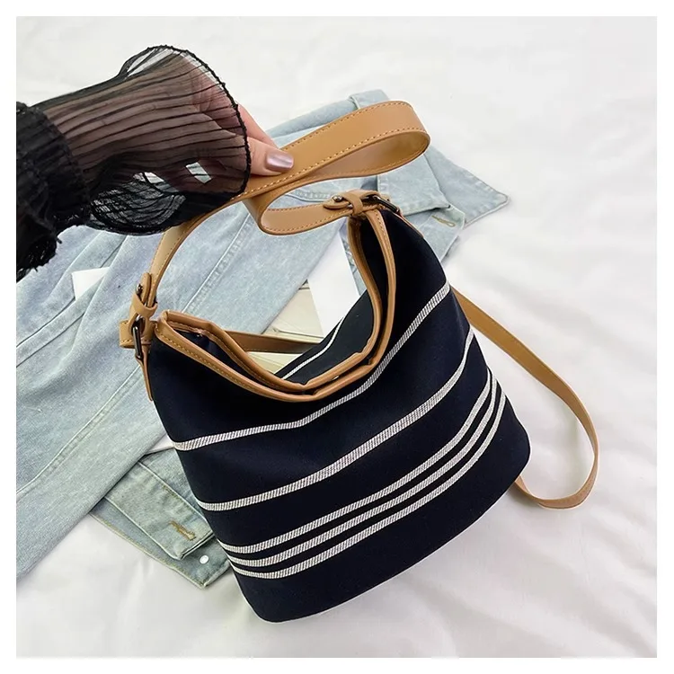 

2025 New! Women's Korean Niche Plaid Bucket Bag - Trendy Large-Capacity Shoulder Commuter Bag
