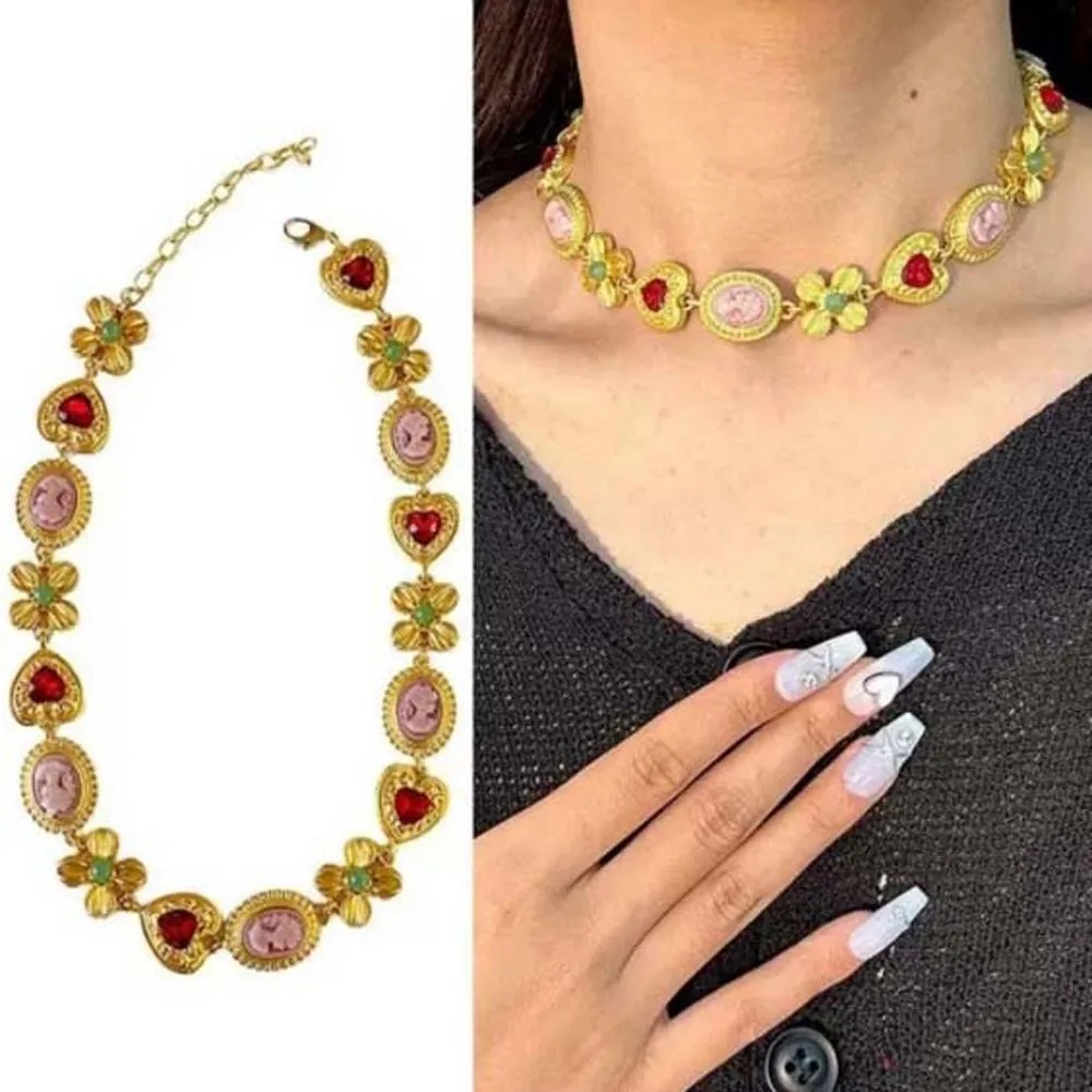 華麗でエレガントなヴィンテージネックレス、合金フラワーハートカメオブレスレット、輝く鎖骨チェーン、レトロなエンボスイヤリング、女性用