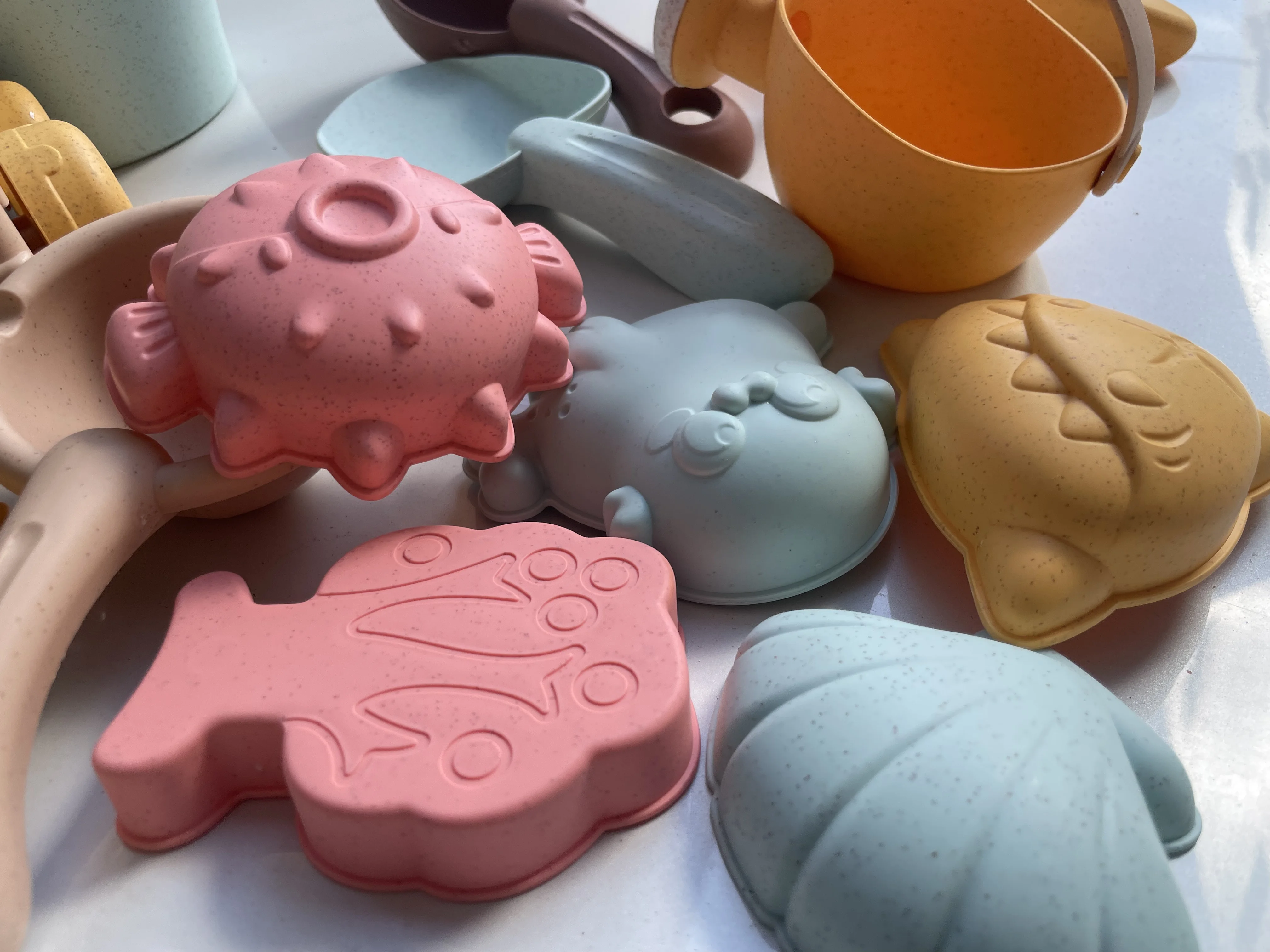 Strandzandspeelgoedset Schop, emmer, gieter en mallen voor kinderen Duurzaam plastic zandbakgereedschap voor buiten, zomercadeau voor kinderen