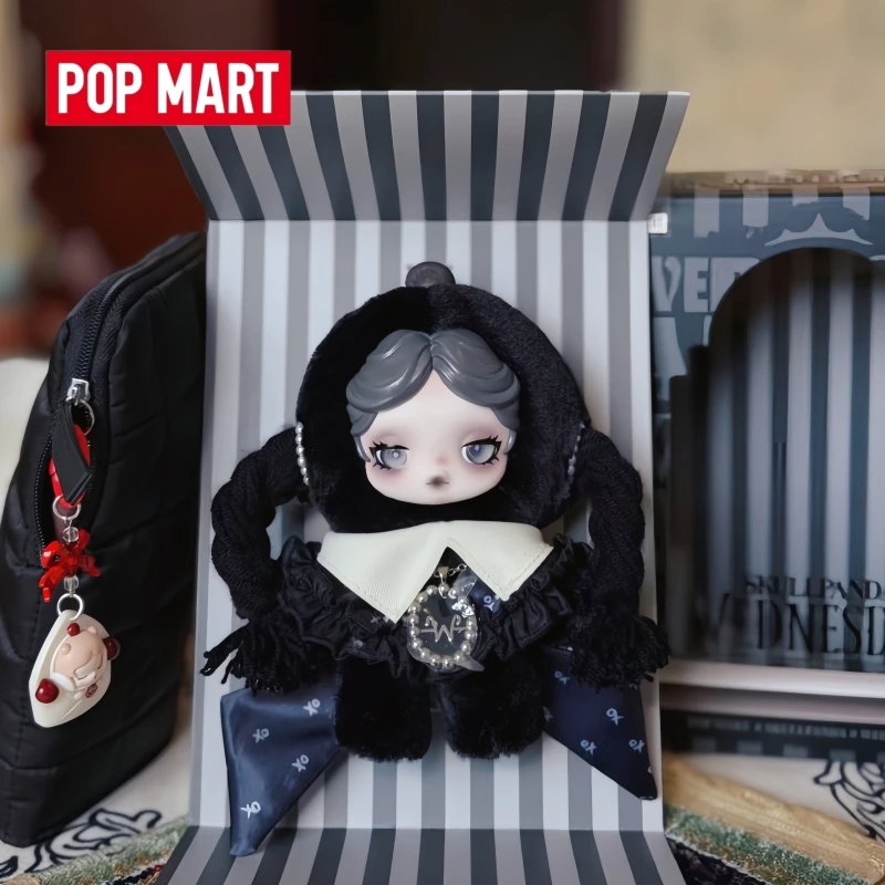 

POP MART US Exclusive SKULLPANDA X Wednesday: Плюшевая кукла-брелок, подвеска для сумки, коллекционная игрушка, подарок на Хэллоуин/День рождения для фанатов