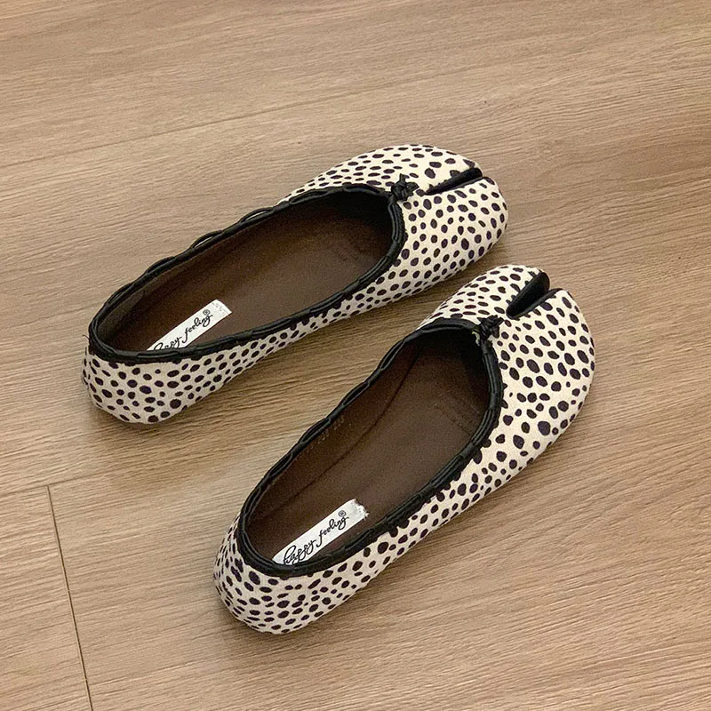 

2026 New Women Flat Shoes Fashion Polka Dot Split Toe Boat Shoes Soft Flat Heel Ladies Elegant Dress Single Shoe