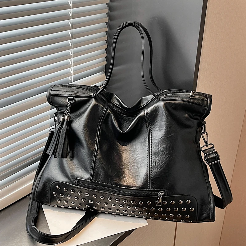 Damen-Handtasche mit Nieten- und Quastenverzierung, Weiche PU-Leder Schultertasche, Große Umhängetasche für den Alltag – Detail 1