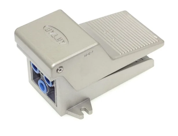 1PCS New AirTAC 4F21008 4F210-08  Foot Valve