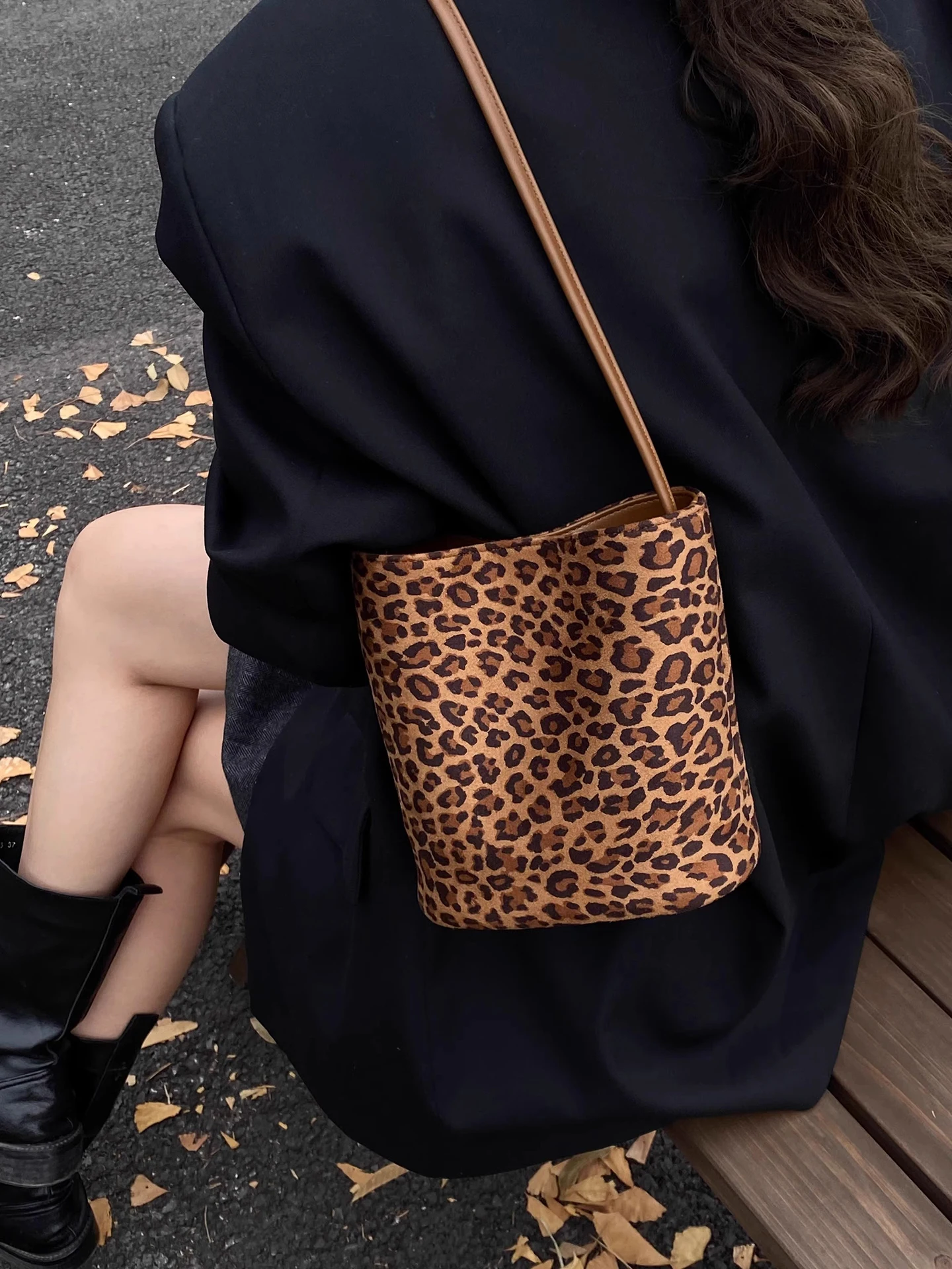 

Сумка-ведка с леопардовым принтом в стиле ретро, женская сумка через плечо на одно плечо, роскошная повседневная универсальная сумка с магнитной синей застежкой