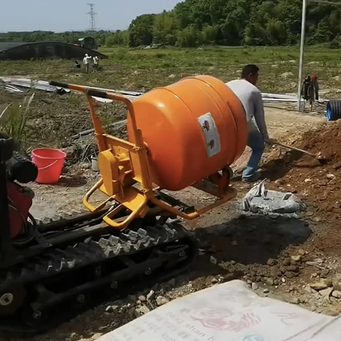 شاحنة زاحفة كهربائية وديزل عالية الجودة مع مضخة خلاط أسمنتية من الجيل الجديد ككون أساسي #1