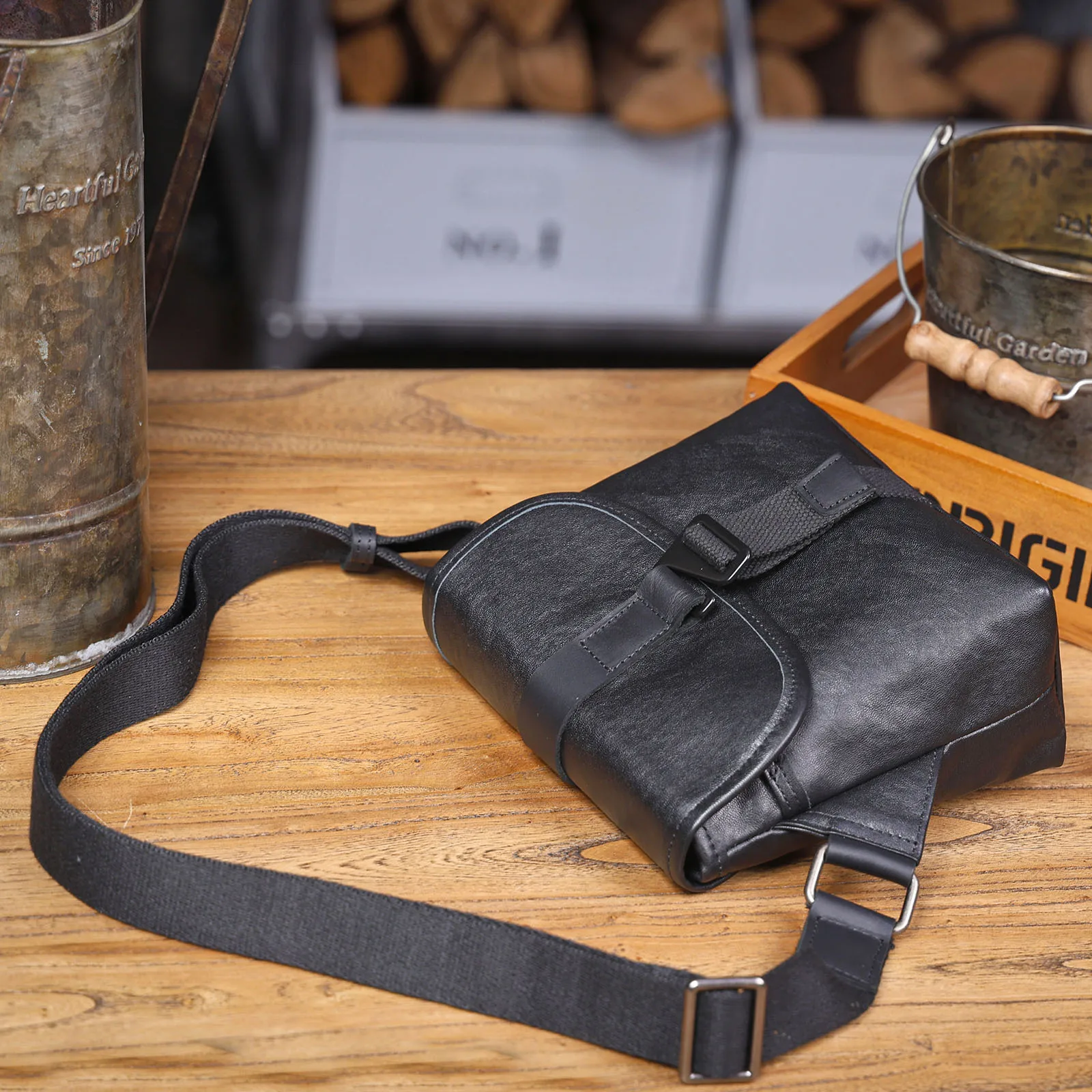 S.WORKER Modische Echtleder-Umhängetasche für Herren, Vollnarbig, Trendige Casual-Crossbody-Tasche, Mini-Umhängetasche für Handy und Schlüssel – Detail 12