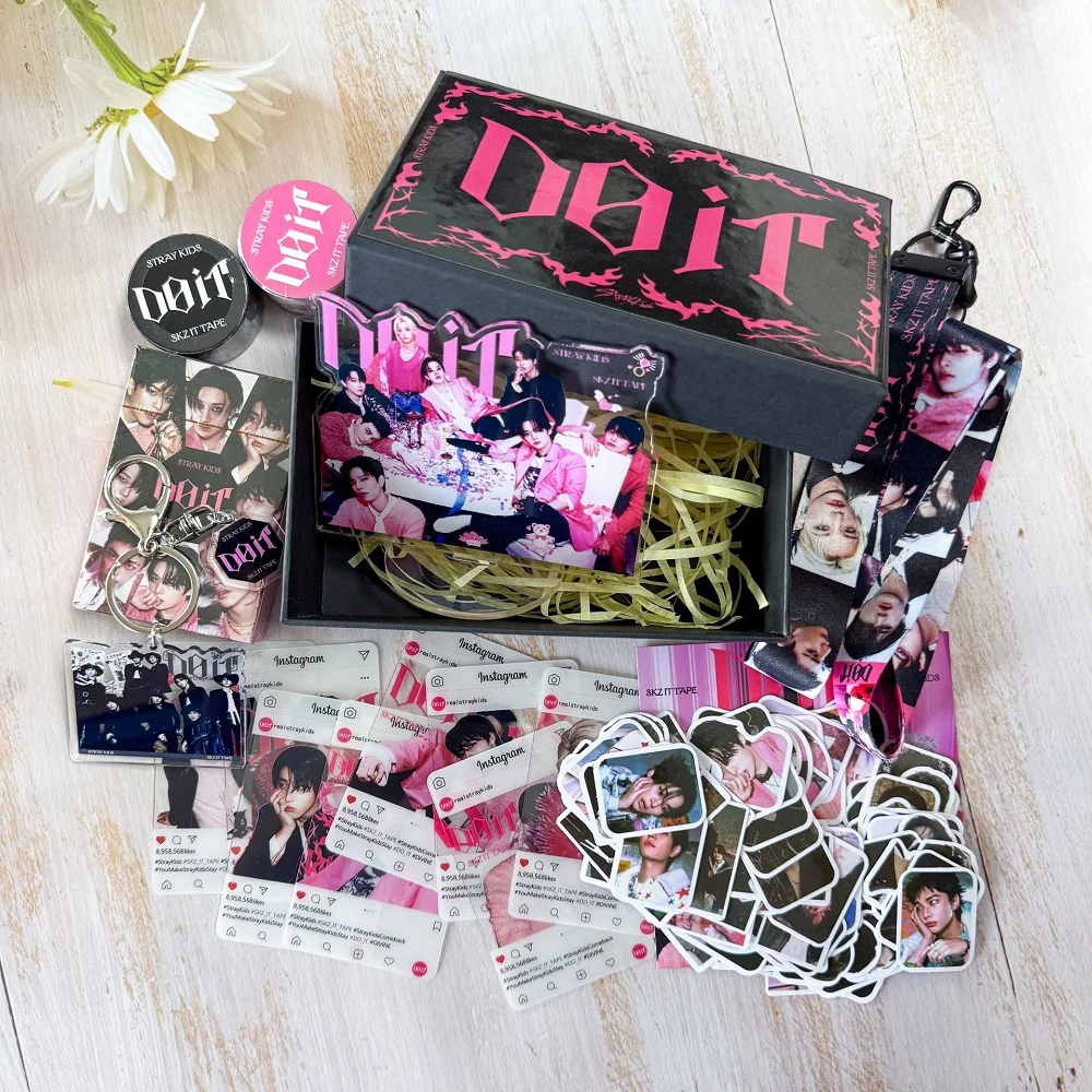 

SKZOO Stray Kids Pink Gift Box SKZ Album DO IT Kpop FELIX hyunjin Peripheral Set Keychain Small Card Stickers Gift Pack Fan Gift