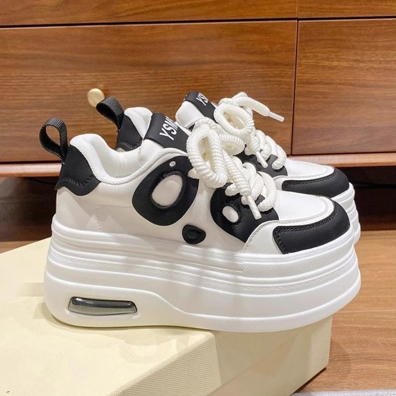 

Миниатюрные женские белые кроссовки 2025 г. Туфли на низком каблуке на платформе. Удобная толстая подошва для коротких стильных видов. ​