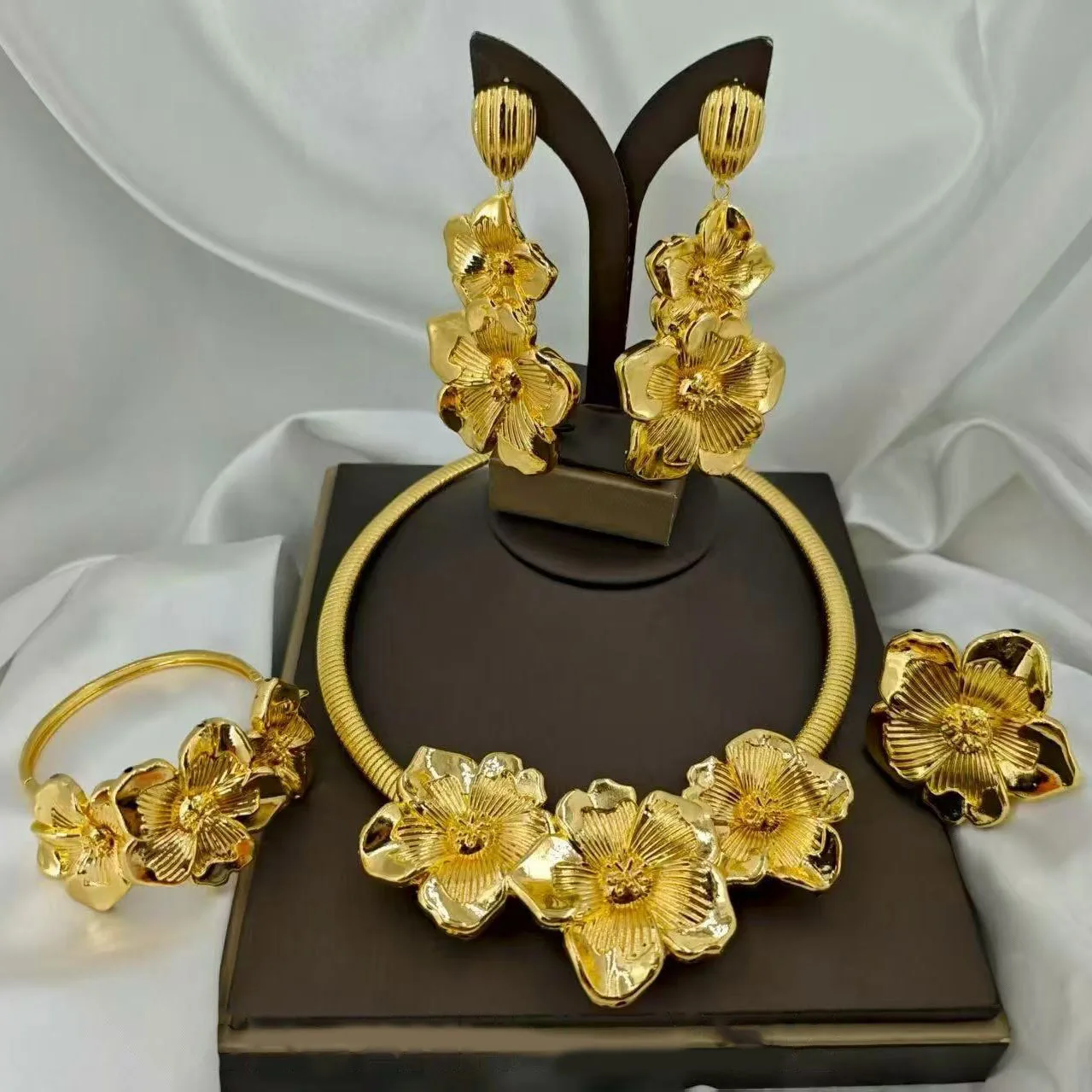 

Luxury Gold Flower Chunky Floral Costume Jewelry Set Statement Necklace Earrings Bracelet Ring for Women Party Wedding Bridal