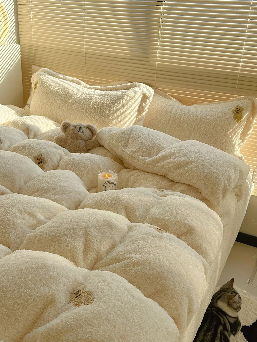 

Thiened Teddy Fce Quilt Set Four Pieces Cartoon Print Milk White F Fce Winter Warm Bedding Set for All Ages