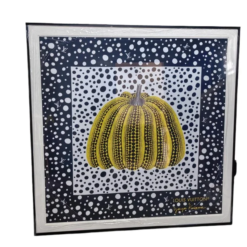 وشاح حريري مثبت على شكل وشاح، إطار صورة مثبت على اللوحة، إطار صورة معدني من الخشب الصلب، مصباح معلق على الحائط فاخر