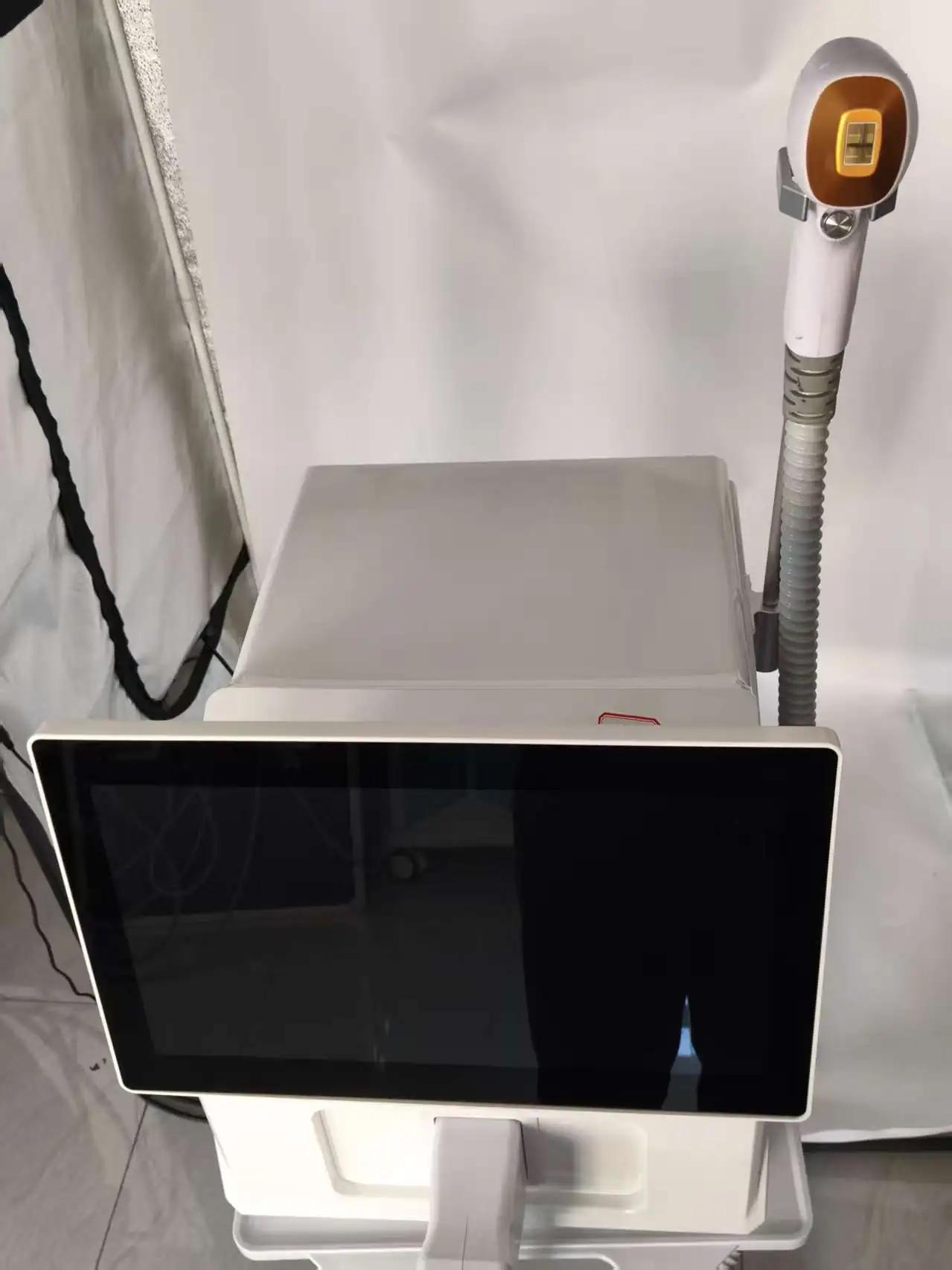 

Диодный лазер 755 808 1064 нм, машина для удаления волос с несколькими длинами волн, охлаждающая головка, безболезненный лазерный эпилятор, удаление волос на лице и теле