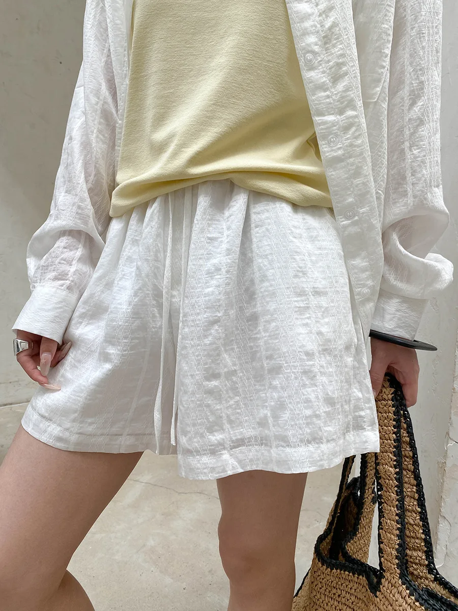 Sommerliches Damen-Set aus leichtem, atmungsaktivem, plissiertem Texturhemd und Shorts in unifarbenem Casual-Stil. – Detail 5