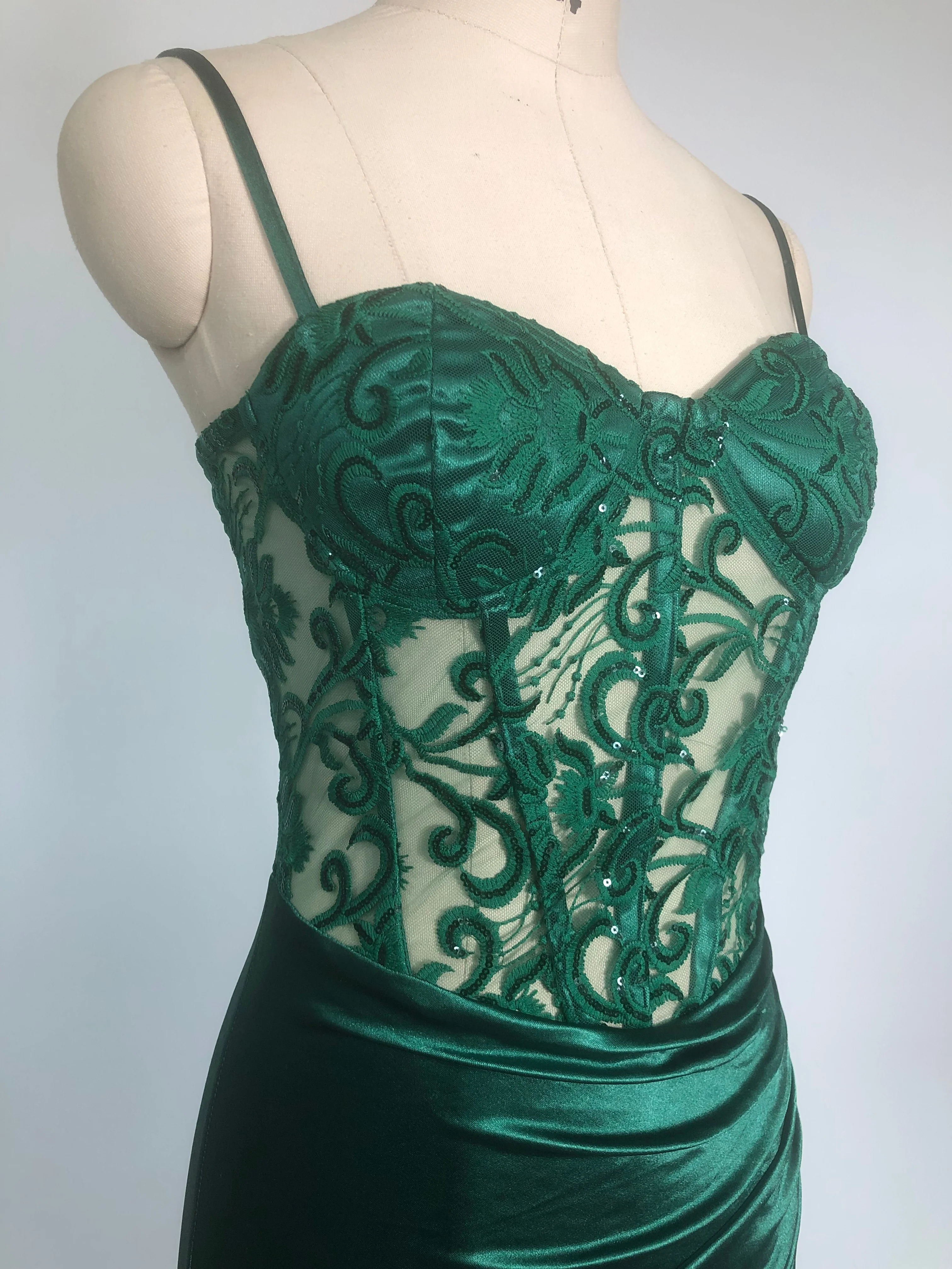 VC Smaragdgrünes, rückenfreies Spaghettiträgerkleid aus Spitze und Satin, elegantes Allure-Party-Abendkleid für Damen