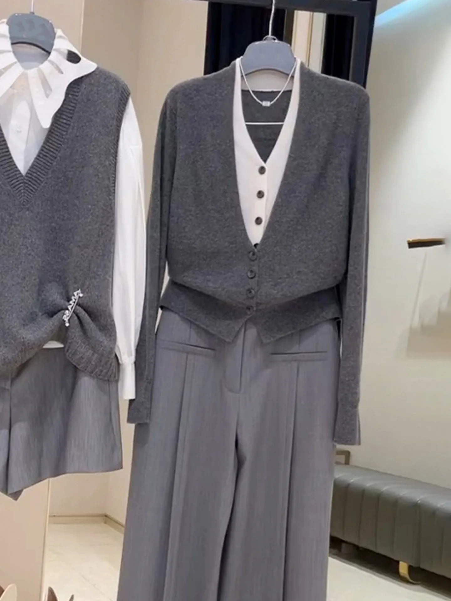 

2025 Early Fall V Neck Color Block Fake Two Piece Knit Sweater Women Office Commute Long Sleeve Top Luxury Chic