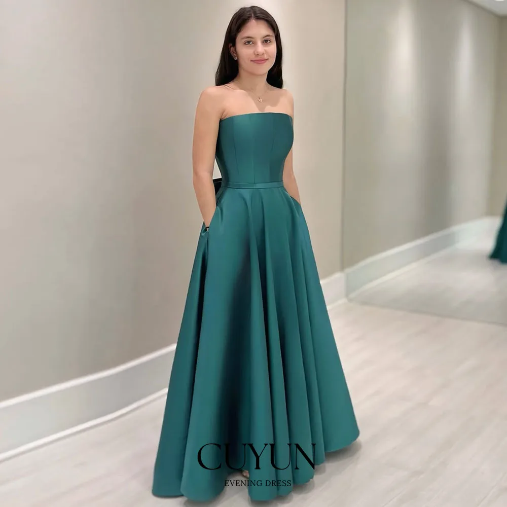 CUYUN ダークグリーンの女性用パーティードレス ポケット付き カスタマイズされたストラップレスサテンイブニングドレス 特別な機会のためのロングプロムドレス