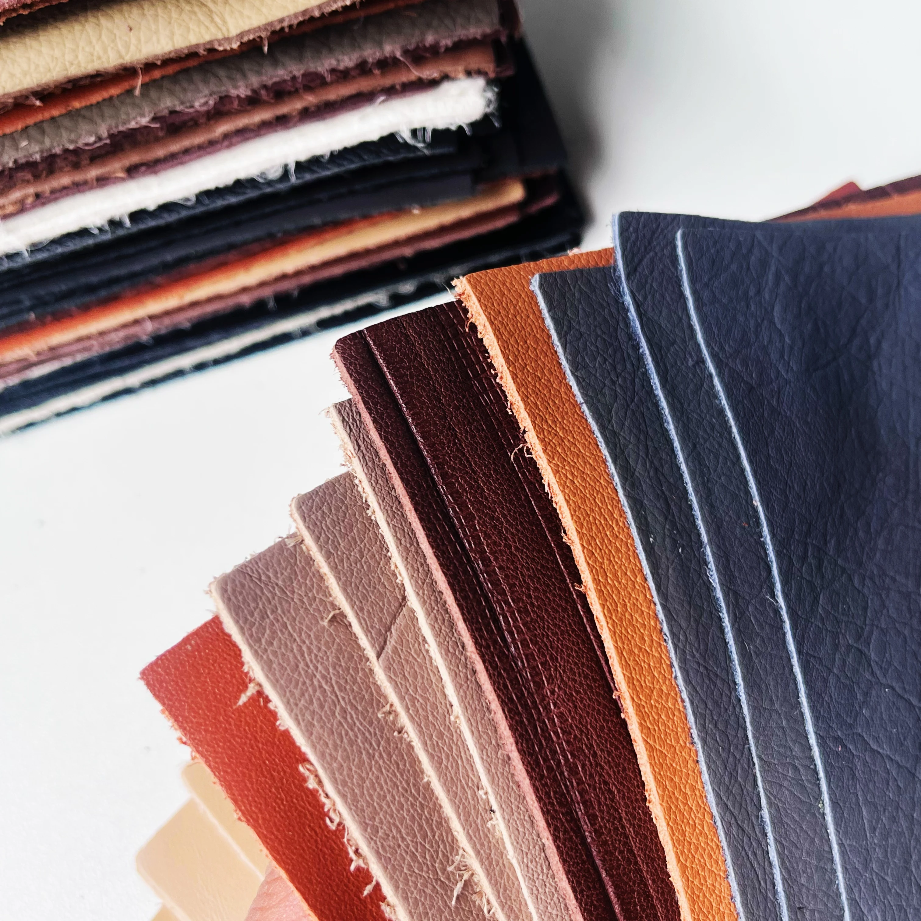 6-teiliges mehrfarbiges Ledermaterial aus Rindsleder, geeignet für DIY-Handarbeiten, handgefertigte Taschen und Dekorationen – Detail 3