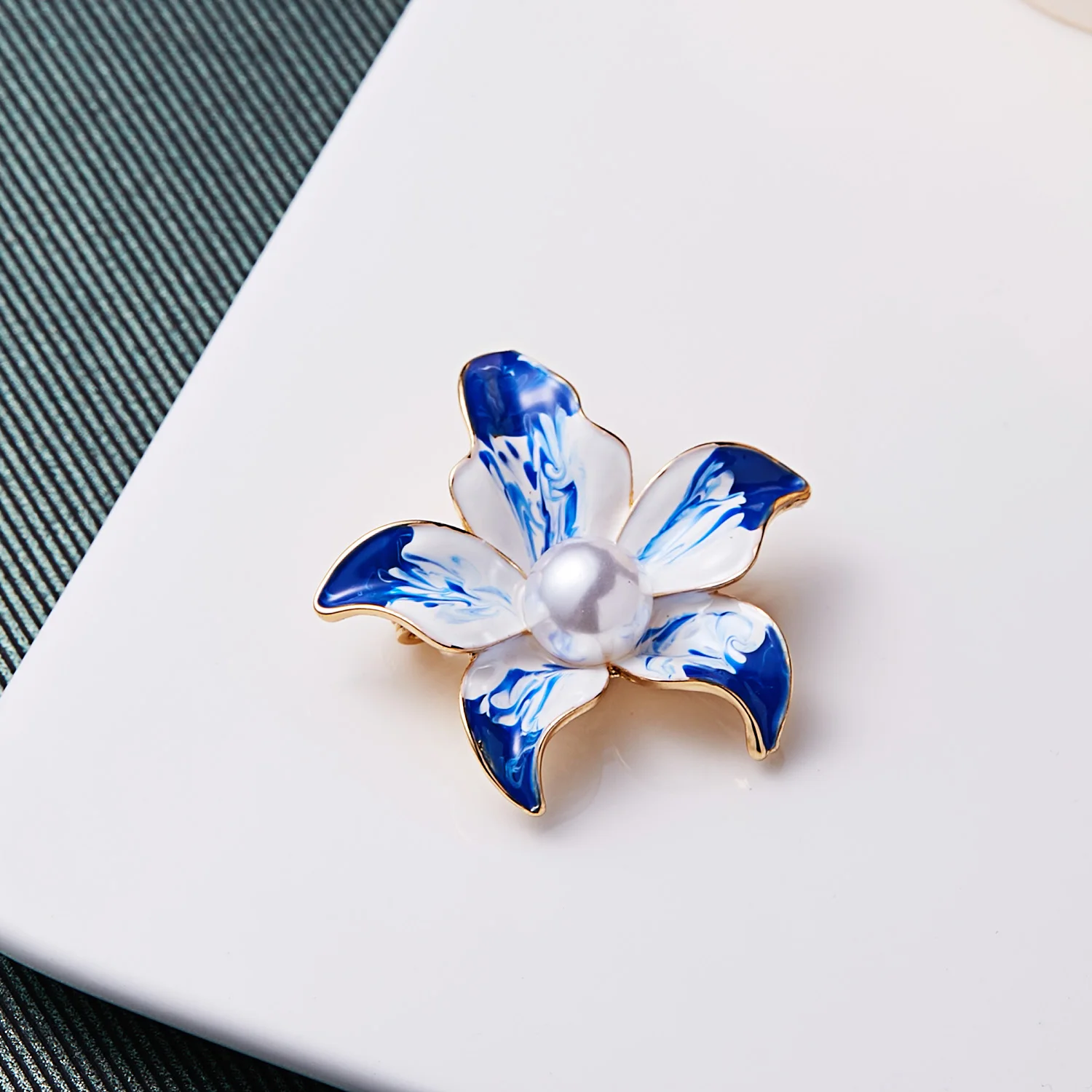 Rinhoo White Blue Imitation Pearls Flower Brooch for Women Luxury Shiny Crystal Floral Lapel Pins Weddings Banquet Badge Jewelry