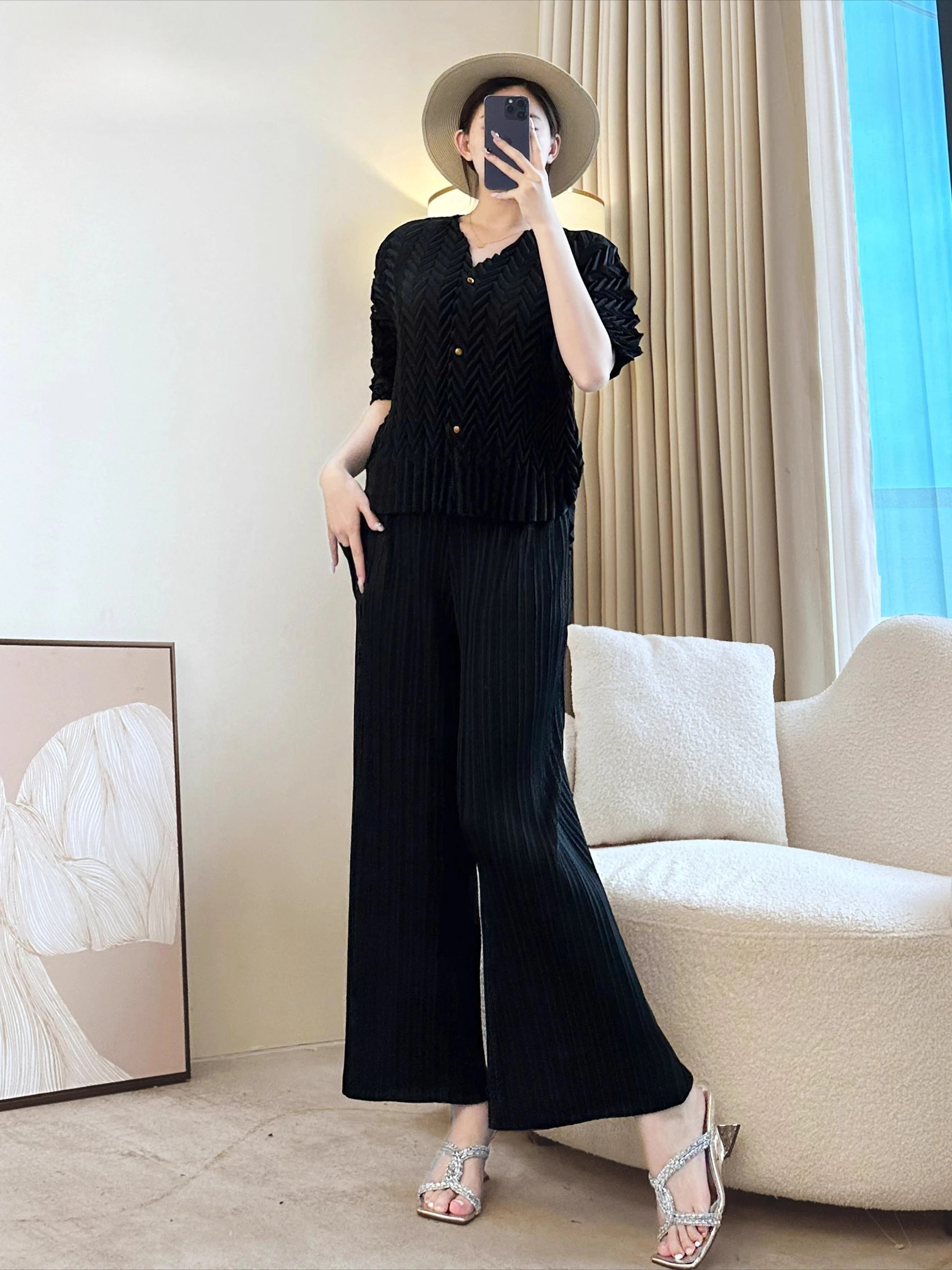 

Miyake Summer New Pleated Five-quarter Sleeve Top Women's Loose V-neck Fashion T-shirt Solid Color Fold Versatile Foreign Style