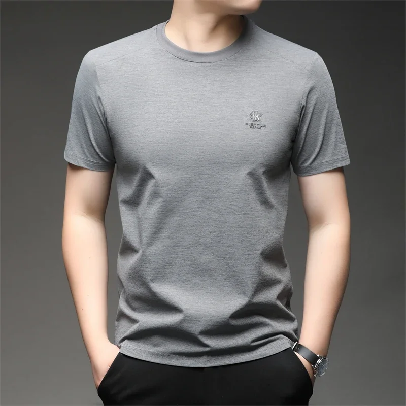 

2026 New Men's Korean Style Fashion Badge Short Sleeved Sleeve Round Neck T-shirt Casual and Comfortable Summer Versatile Top