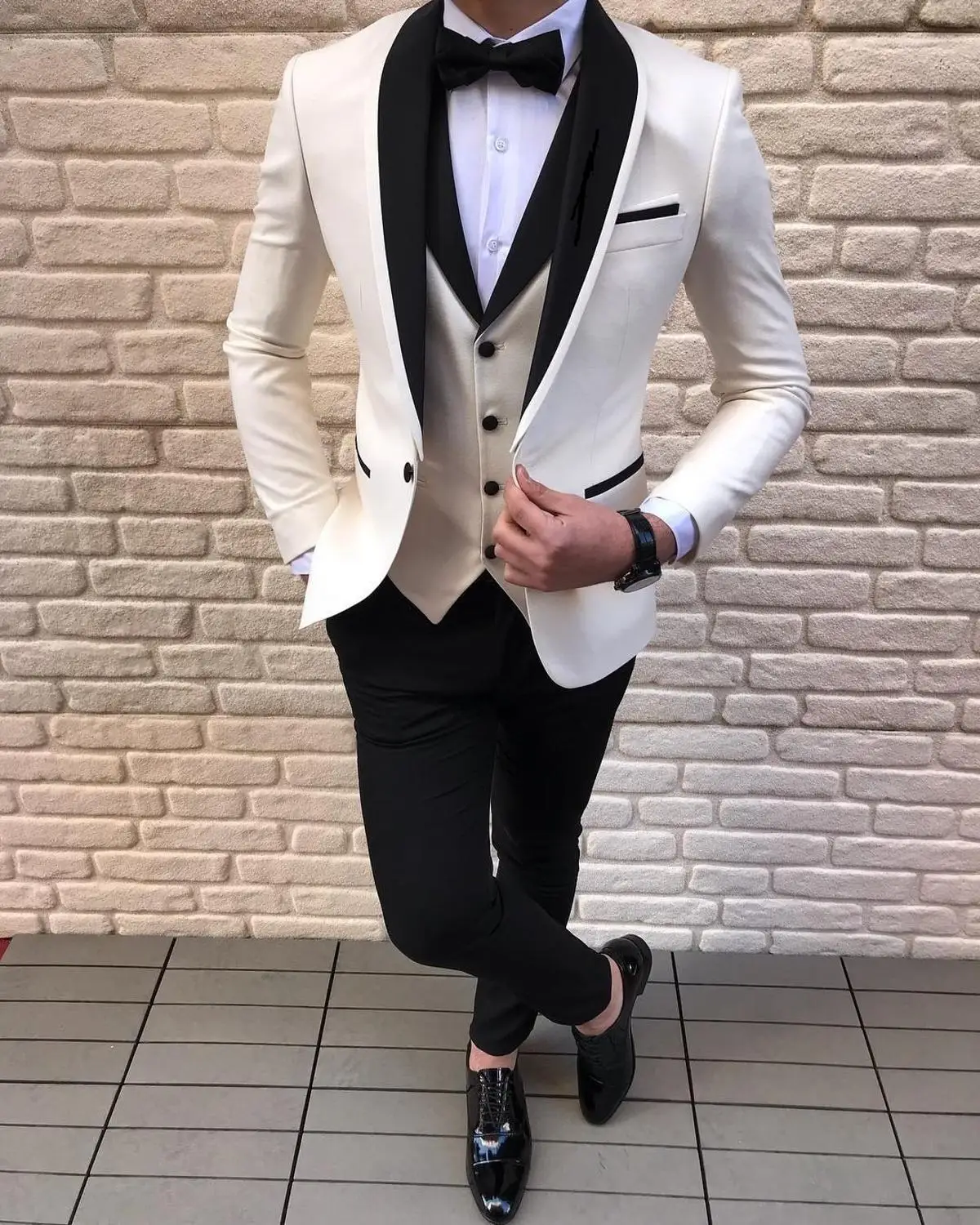 

White Slit Mens Suits 3 Piece Black Shawl Lapel Casual Groom Tuxedos for Wedding Groomsmen Suits Men 2023 (Blazer+Vest+Pant)