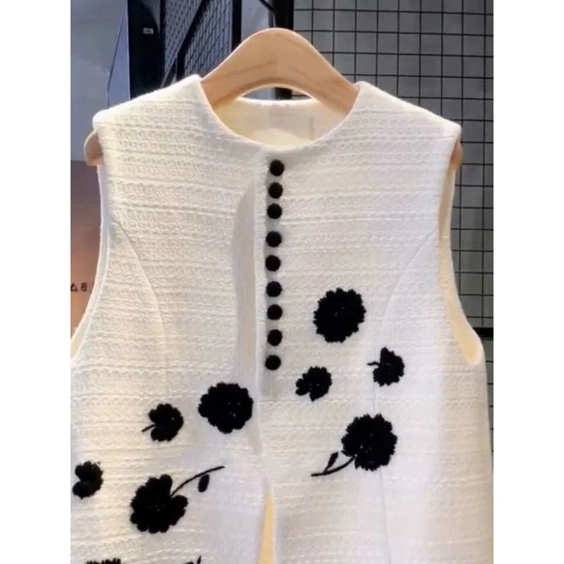 Spring Autumn Embroidery White Vest 2024 New Women Fashion Sleeveless Loose Joker Casual Waistcoat Top Ladies