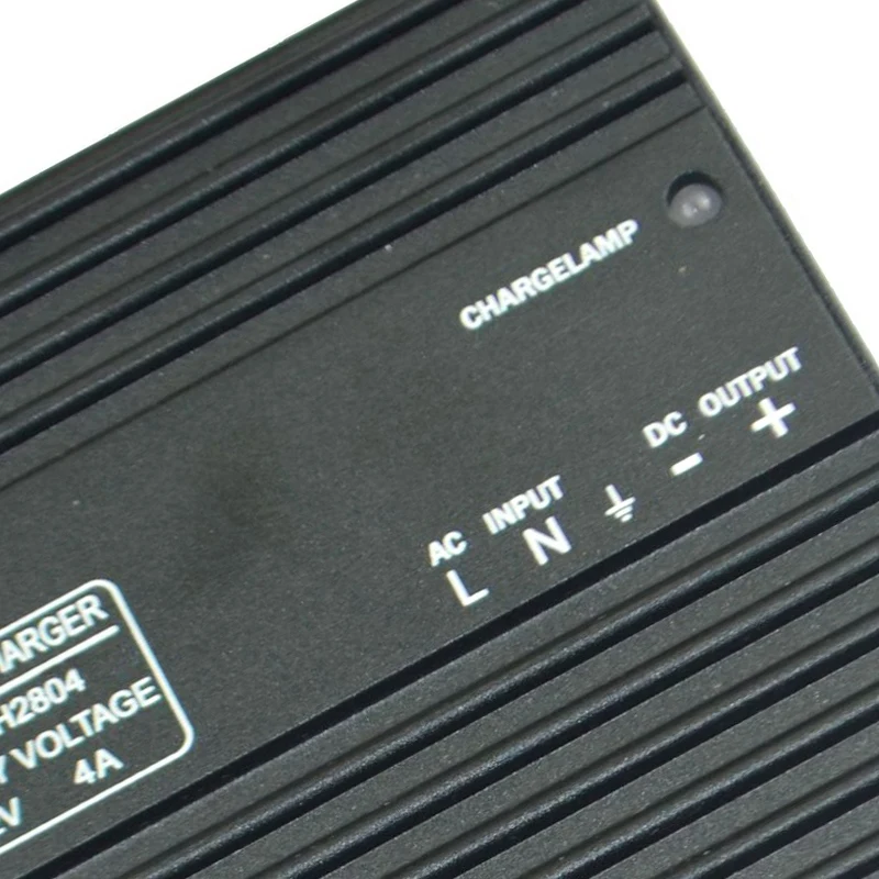 ชุดเครื่องกำเนิดไฟฟ้าเครื่องชาร์จแบบลอย4A ที่ชาร์จแบตเตอรี่แบบเริ่มทำงานอัตโนมัติ CH2804 12V24V