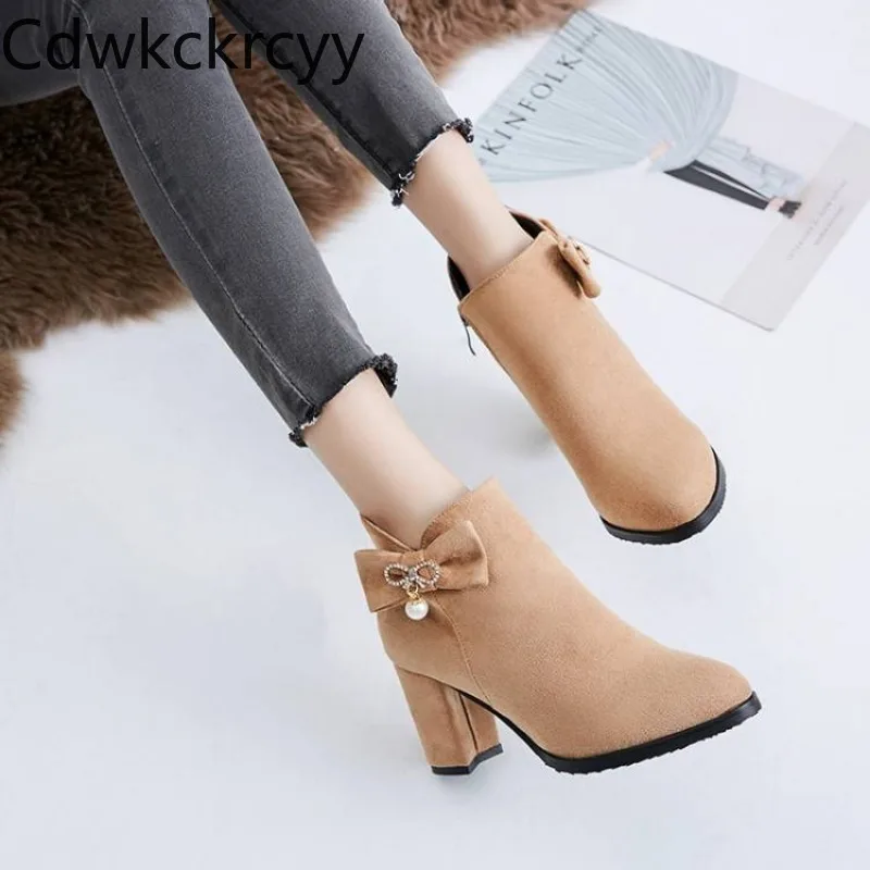 冬の新スタイルのファッションハイヒールの女性のブーツ無地フロックラウンドヘッド甘いバタフライノットスクエアヒールの女性のブーツ