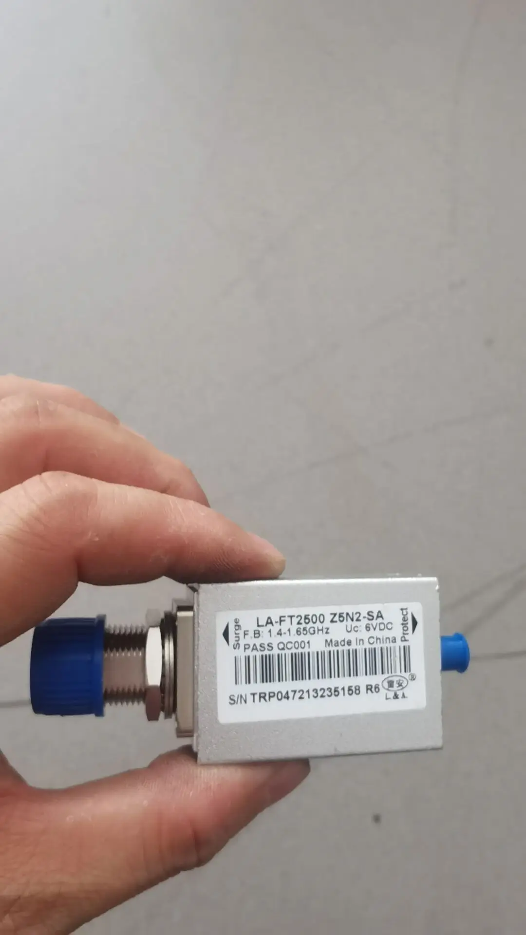 

LA-FT2500 Z5N2-SA Первичный защитный разрядник для блока питания, используемый для освобождения, огромной энергии, созданной прямой молнии.