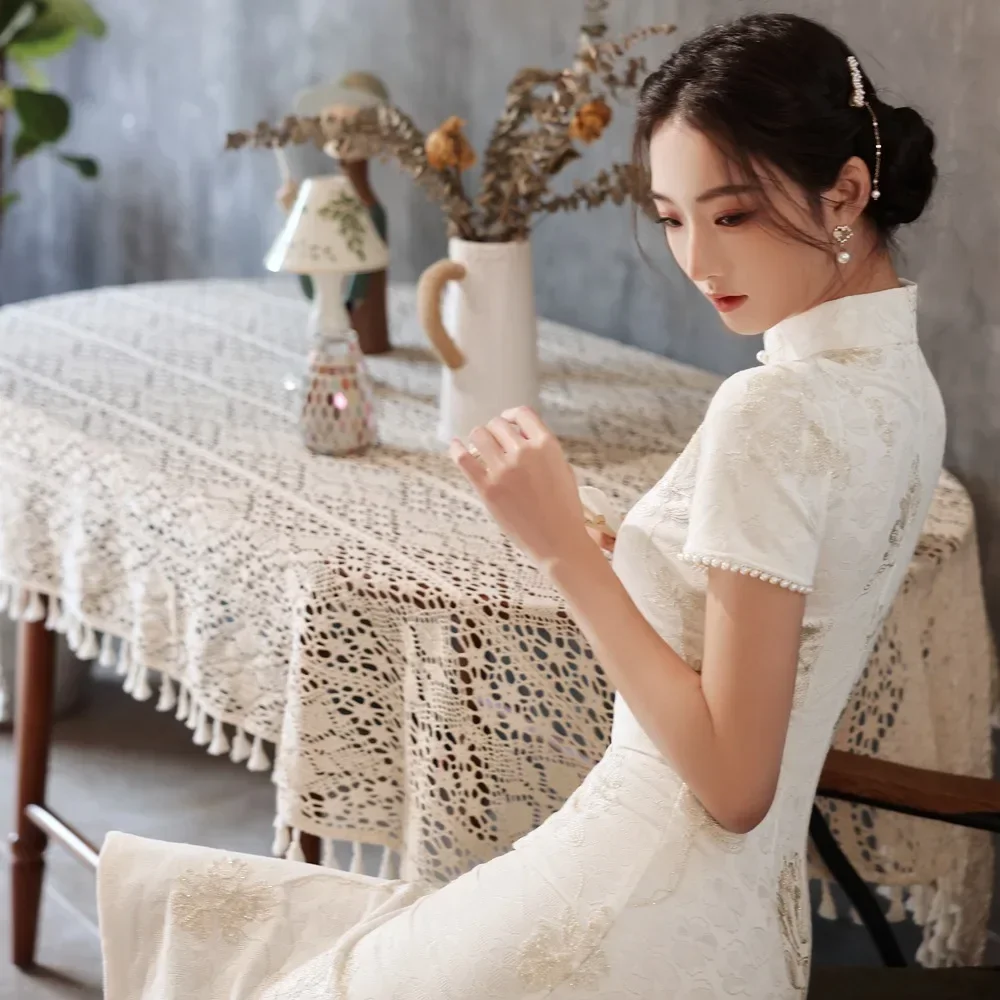 

Classic Elegant White Female Qipao Vintgae Mandarin Collar Lace Flower Cheongsam Sexy Split Vestidos Traditional Chinese Dress