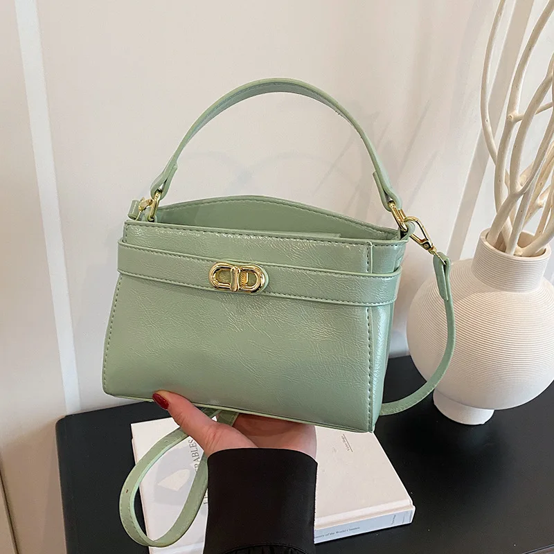 2025 High-end Texture Women's Small-Scale Retro Metal Clasp Shoulder Bag for Casual Commuting, Versatile Crossbody Bag