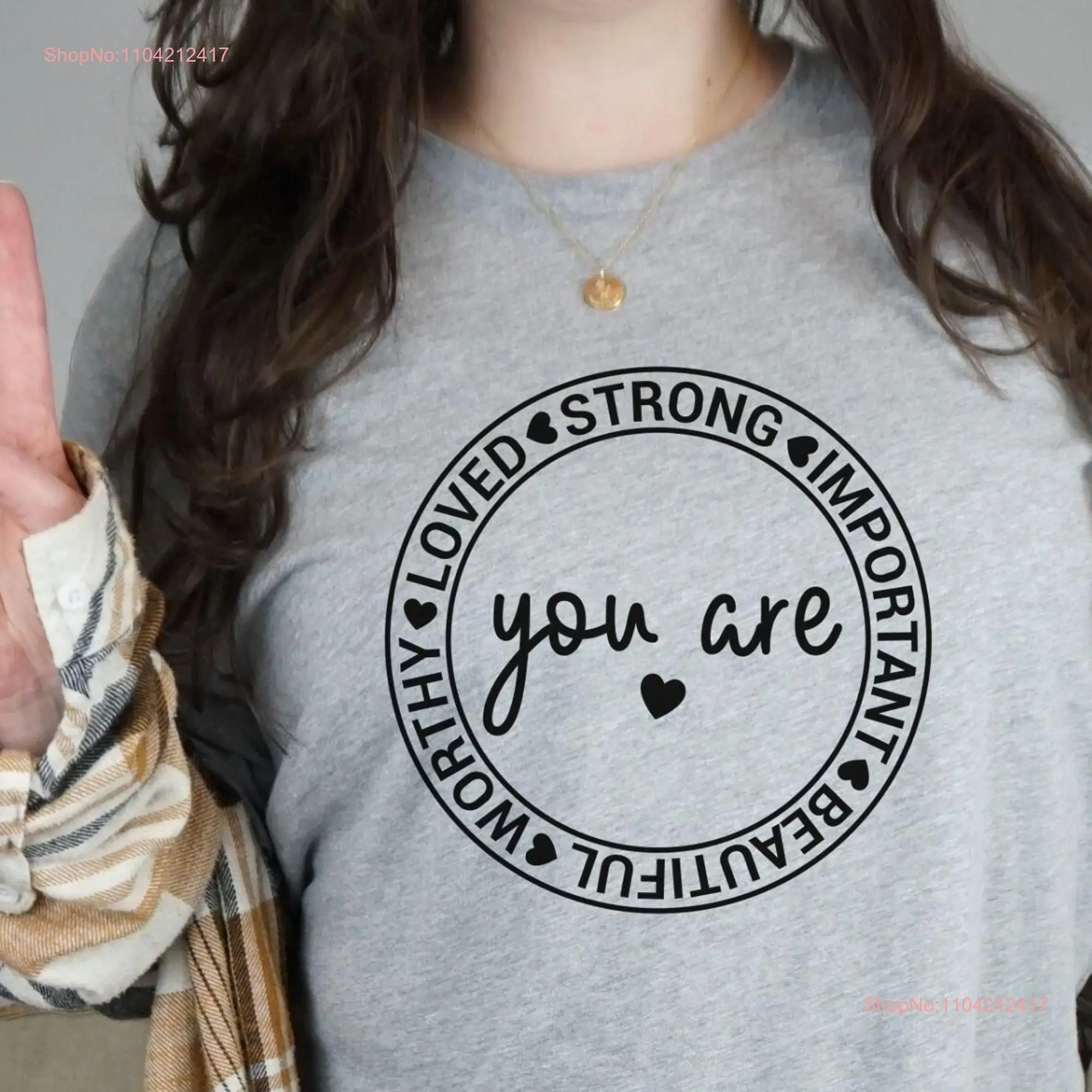 أنت محبوب قميص جميل يستحق تي شيرت قوي تأكيد أعلى الإيجابية هدية إلهام T الحب الأكمام الطويلة أو القصيرة