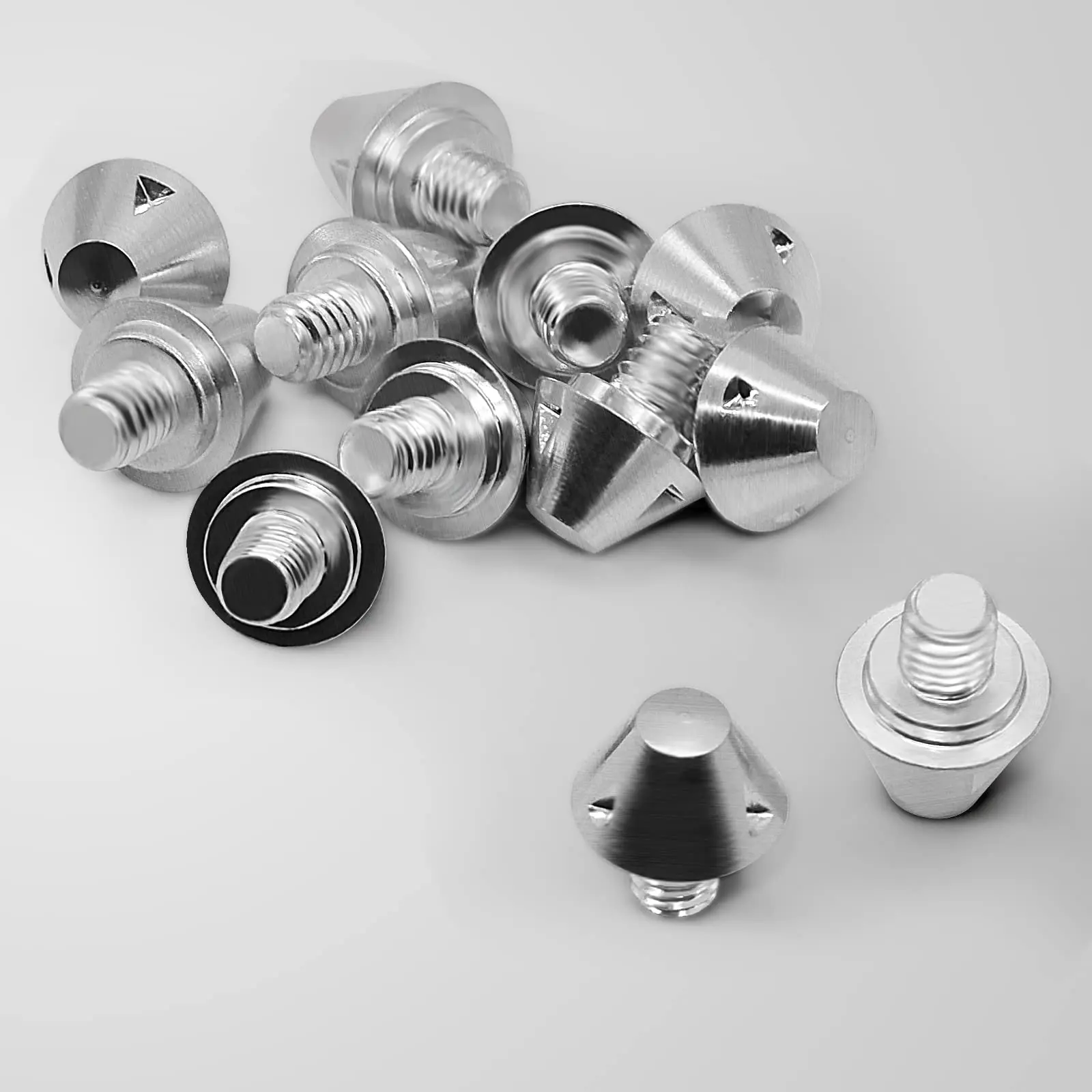 รองเท้าฟุตบอลมืออาชีพ 13 ชิ้น พร้อมปุ่มและเดือยที่แข็งแรง ออกแบบมาเพื่อเพิ่มความมั่นคงระหว่างการเล่น ปรับปรุงการกันลื่น